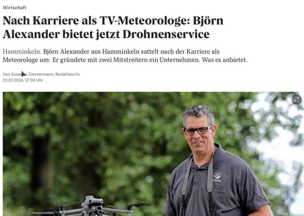 Björn Alexander, Gründer von SKYLENZ, mit einer Drohne im Feld bei Hamminkeln