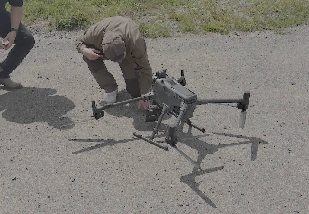 Tobias Kölking checkt eine DJI Matrice 400 vor dem Start