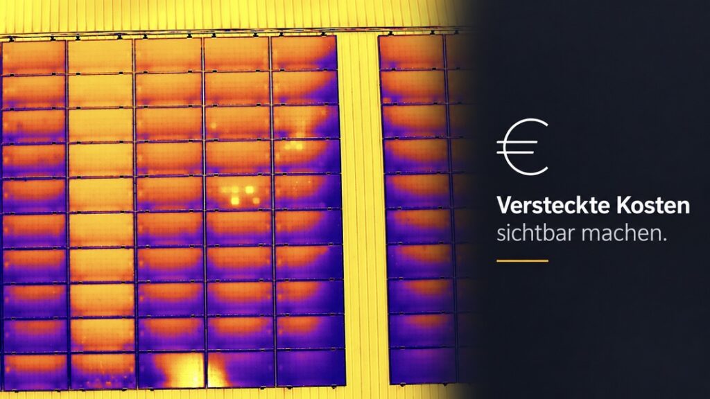 Drohnen-Thermalaufnahme einer Photovoltaikanlage mit deutlich sichtbaren gelb-orangenen Hotspots auf mehreren Modulen; rechts der Claim „Versteckte Kosten sichtbar machen” mit €-Symbol.